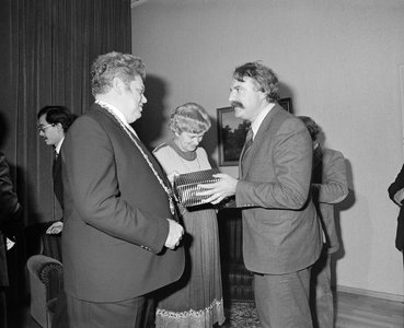 884067 Afbeelding van burgemeester H.J.L. Vonhoff op een receptie na afloop van de bijzondere raadsvergadering ter ...